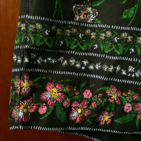 Pretty black floral everyday shorts size 4 - Picture 3 of 9